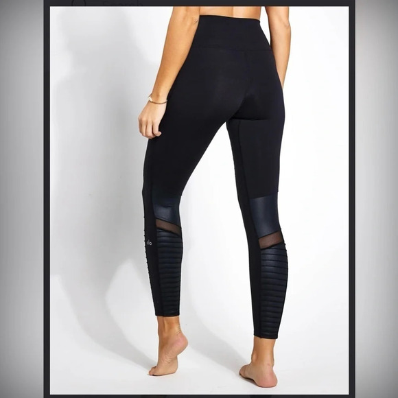 Alo leggings High Waisted Moto Legging
Black
Size xs
Waist 12”
Inseam 27” - Picture 3 of 10